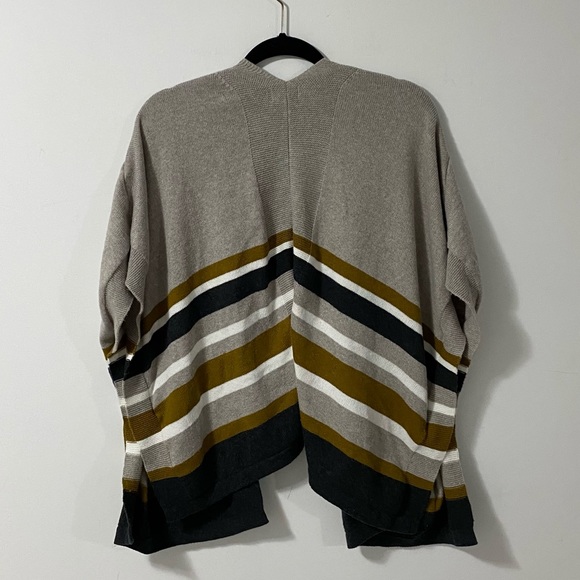 Old Navy Grey/White/Gold Knit Short Sleeve Cape - Picture 5 of 7